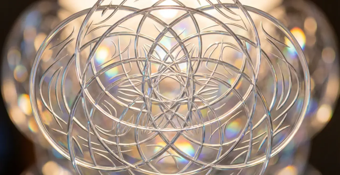 Mandala geometrico con simboli archetipici sovrapposti in strati trasparenti che rappresentano i modelli della realtà.