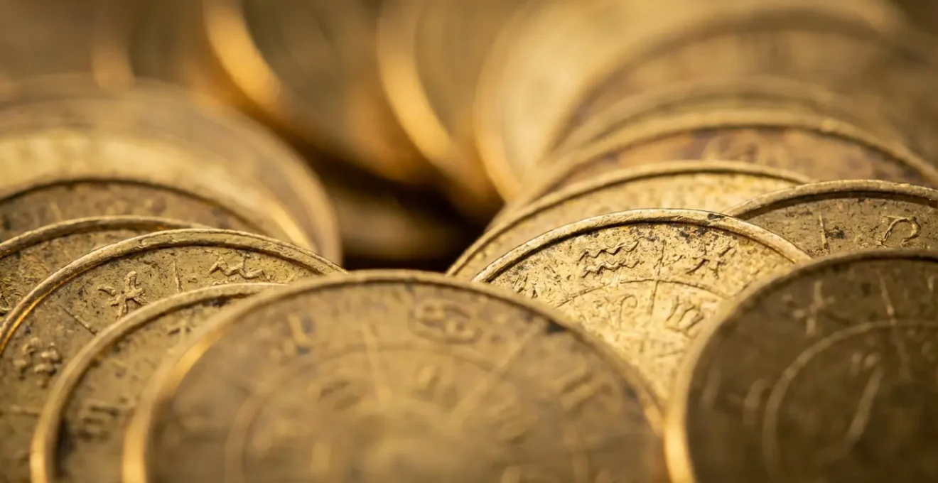 Visualizzazione dei pianeti della ricchezza nel tema natale con simboli di azioni concrete