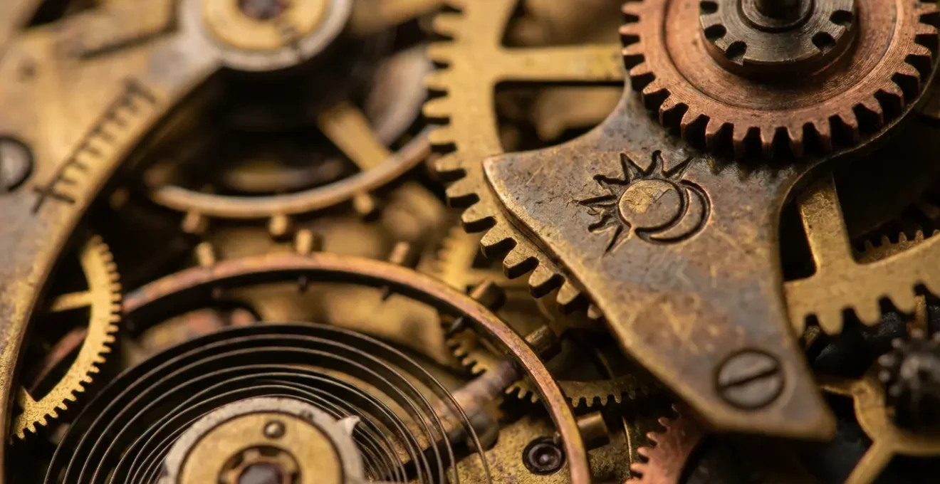 Dettaglio ravvicinato di un antico orologio astronomico con ingranaggi planetari